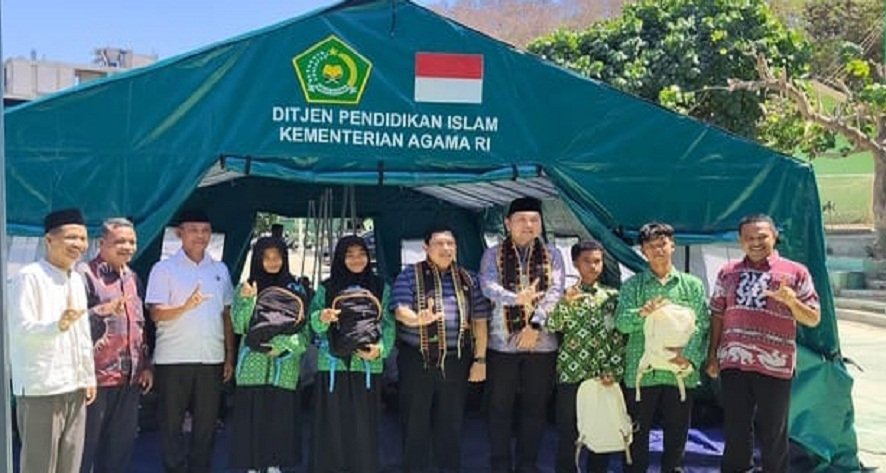 Kemenag RI Salurkan Bantuan Tenda Belajar dan Toolkit untuk MTsN 2 Manggarai Barat Pascagempa